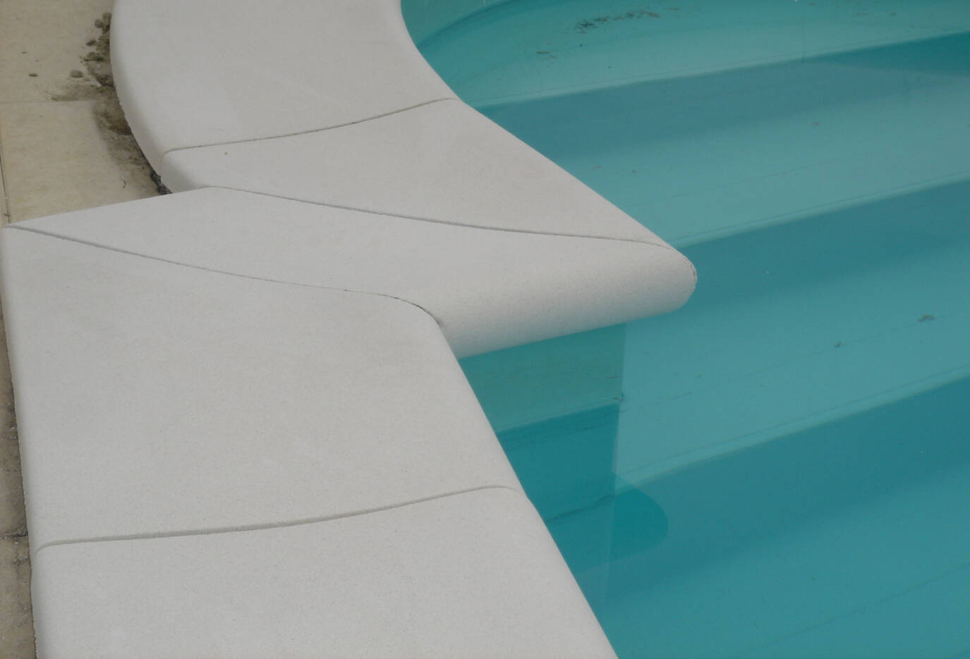 Bazénový lem s nosem detail rohu bílý umělý pískovec