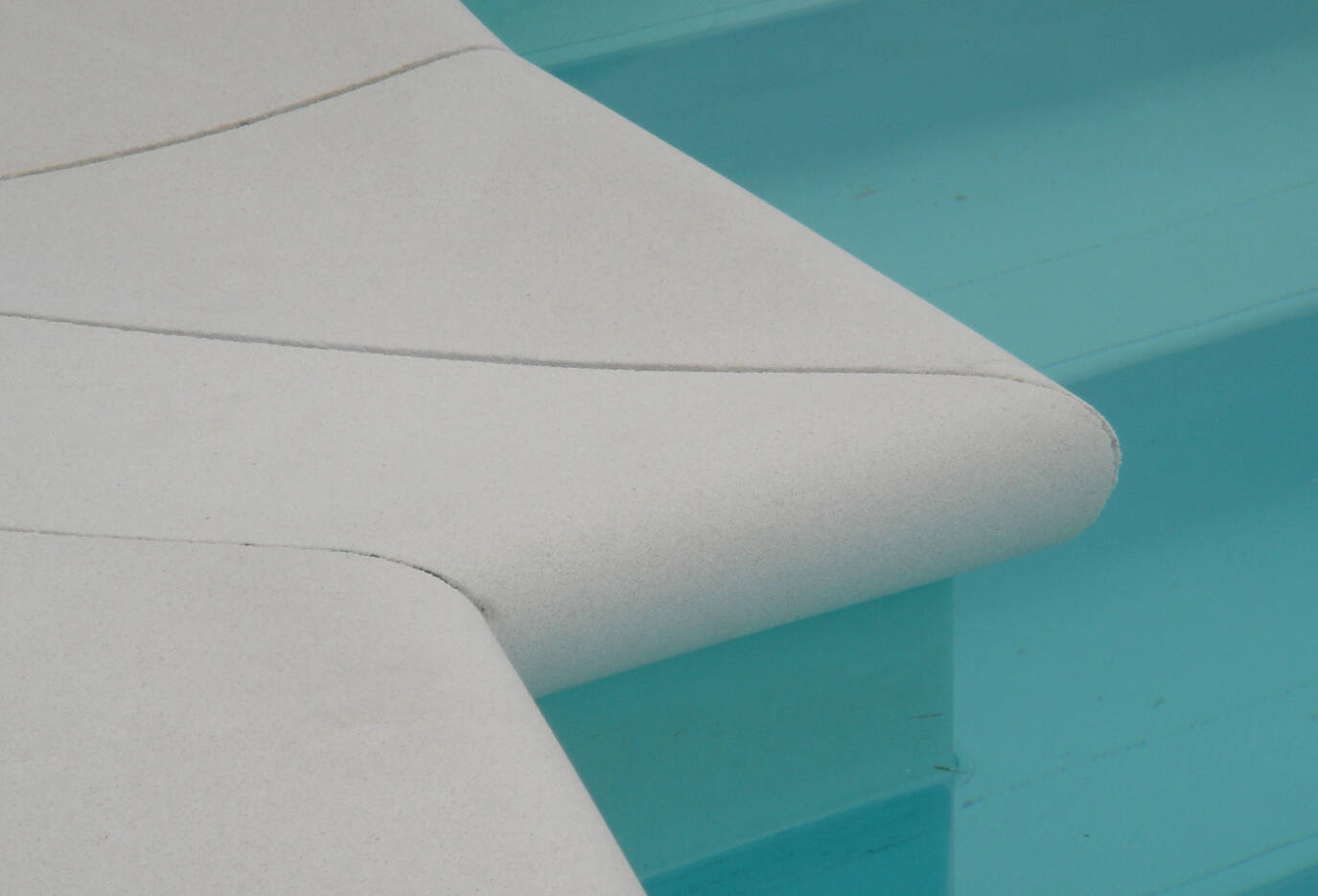 Rohový bazénový lem s nosem detail bílý umělý pískovec