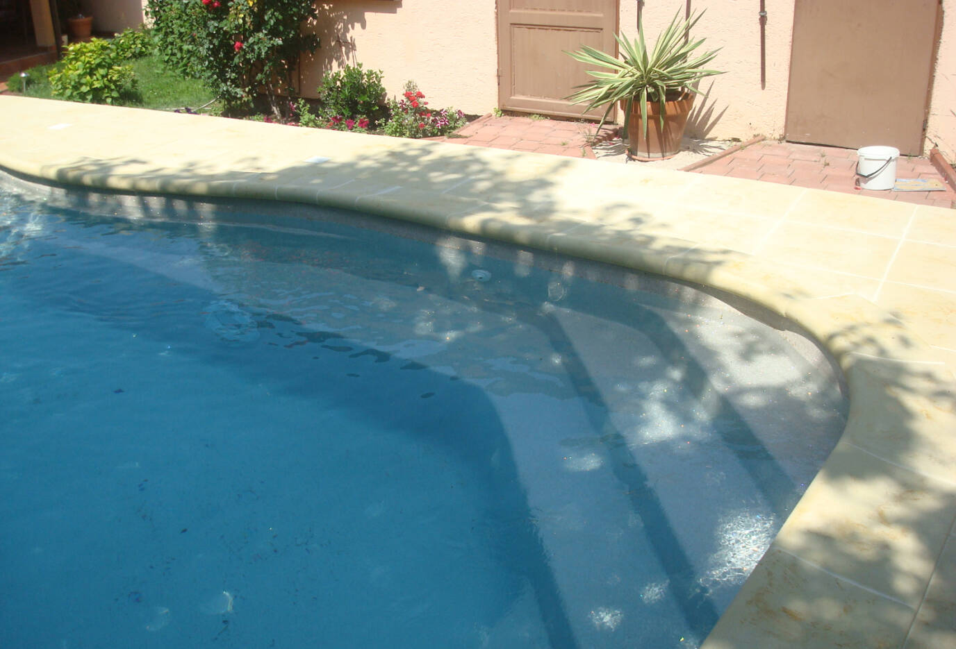 Bazénový lem s nosem v detailu u atypického bazénu.
