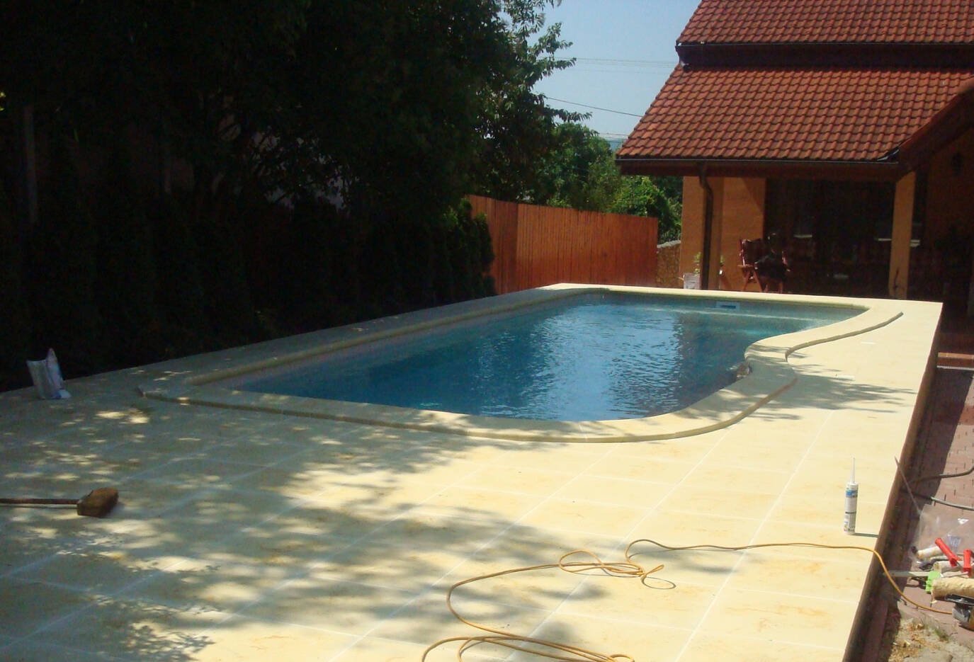 Bazénový lem s nosem Klasic u atypického bazénu.